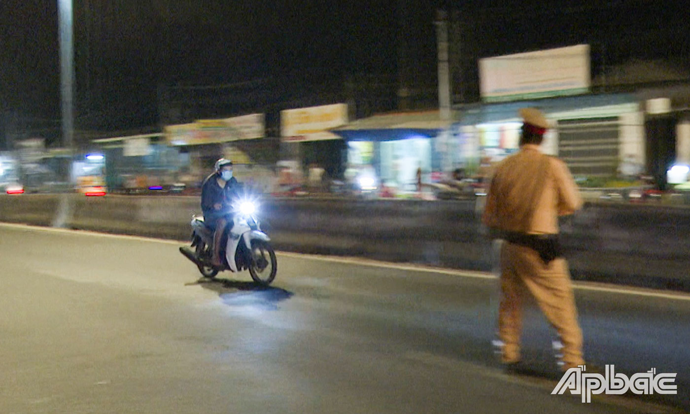 Người điều khiển phương tiện giao thông không chấp hành hiệu lệnh dừng xe của lực lượng chức năng. (Ảnh chụp trên Quốc lộ 1, đoạn qua huyện Châu Thành).