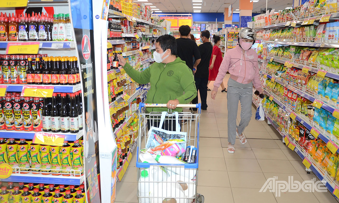 Người dân mong chờ giá hàng hóa giảm.