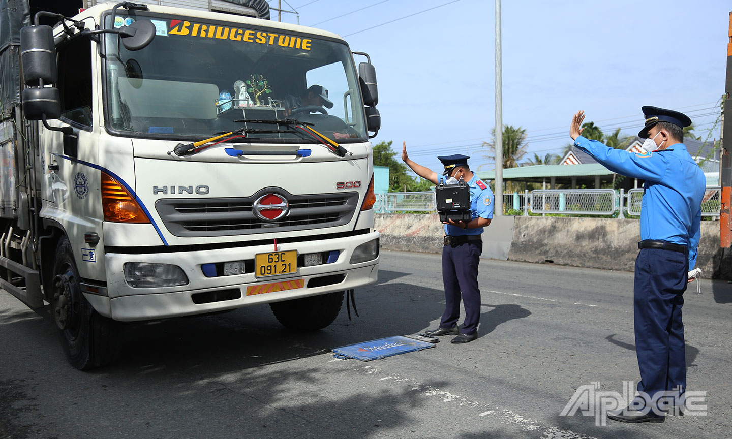 Lực lượng Thanh tra Sở GTVT tỉnh Tiền Giang cân tải trọng trên Quốc lộ 1.
