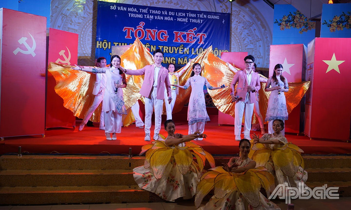 Nhiều tiết mục hát, múa tại Hội thi Tuyên truyền lưu động được đơn vị TX. Gò Công dàn dựng công phu.