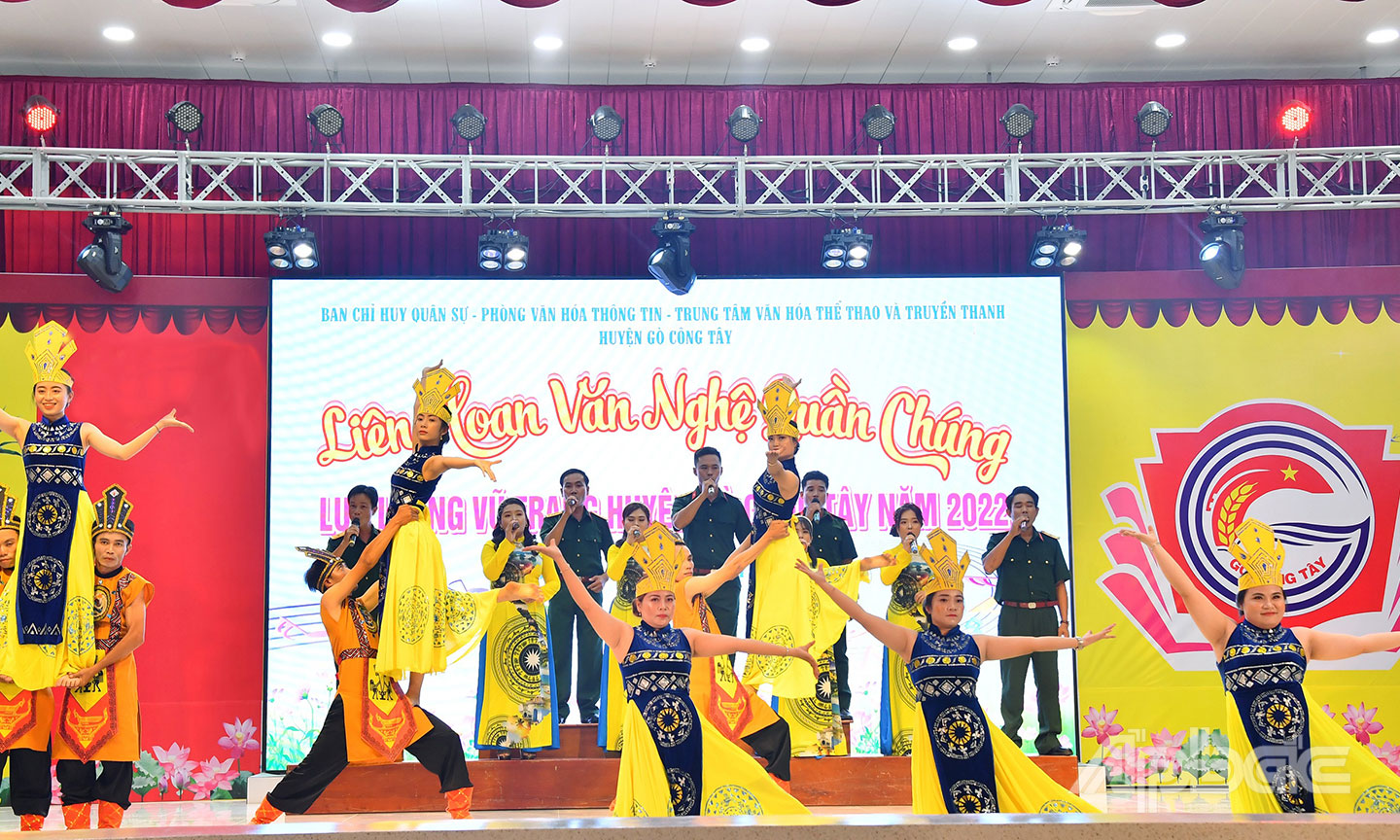 Tiết mục hát múa “Vững bền một cõi non sông” tại Liên hoan Văn nghệ quần chúng LLVT huyện Gò Công Tây.