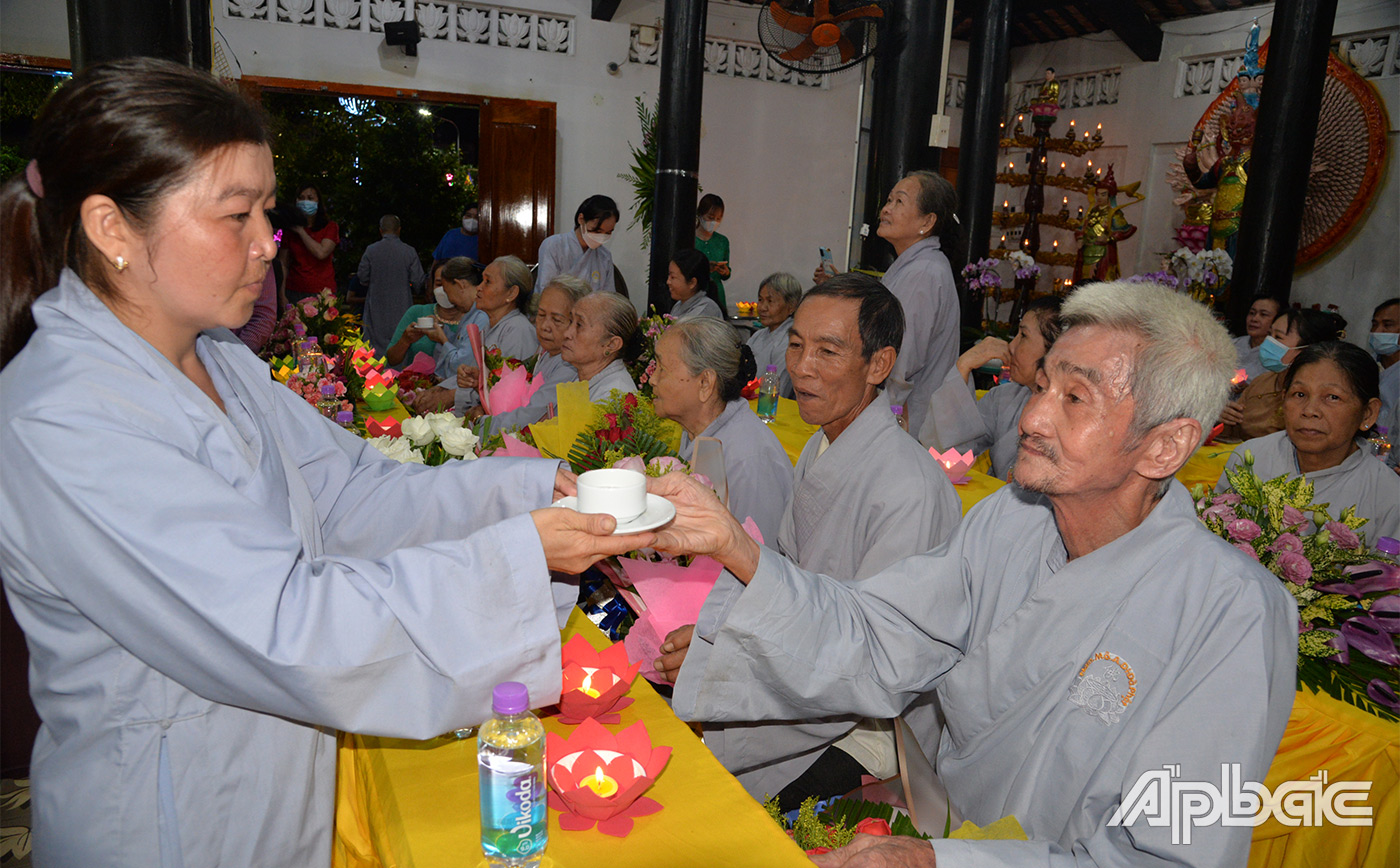 dâng hoa, dâng trà thơm lên những bậc cha mẹ bày tỏ tấm lòng hiếu kính của con cháu đối với ông bà, cha và mẹ.