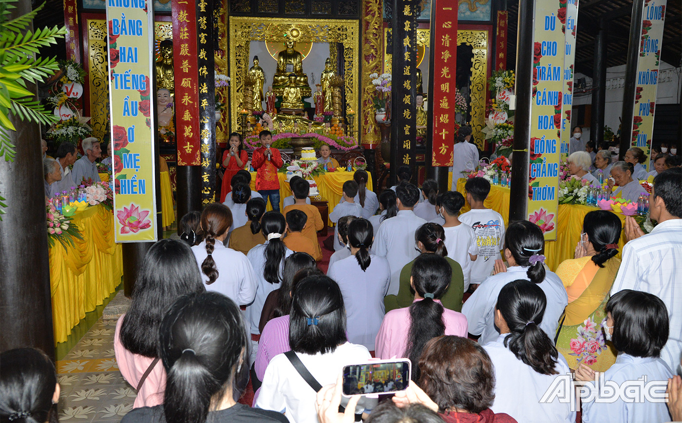 Trong không khí trang nghiêm, thành kính, các tăng ni, phật tử đã tiến hành các nghi thức của buổi lễ..