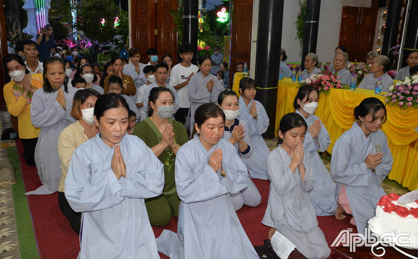 Trong không khí trang nghiêm, thành kính, các tăng ni, phật tử đã tiến hành các nghi thức của buổi lễ..