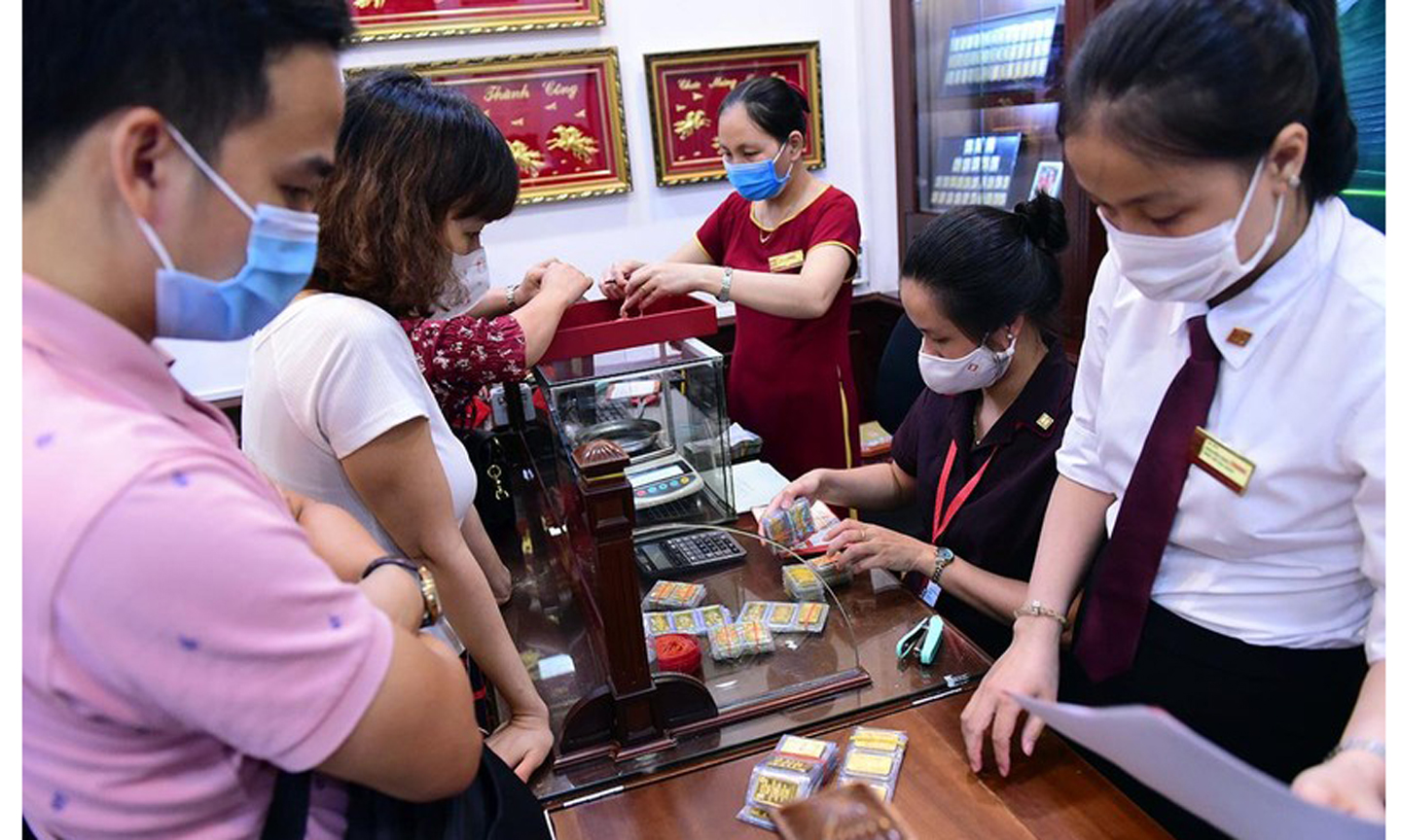 Người dân mua bán vàng tại Hà Nội. (Ảnh DŨNG MINH)