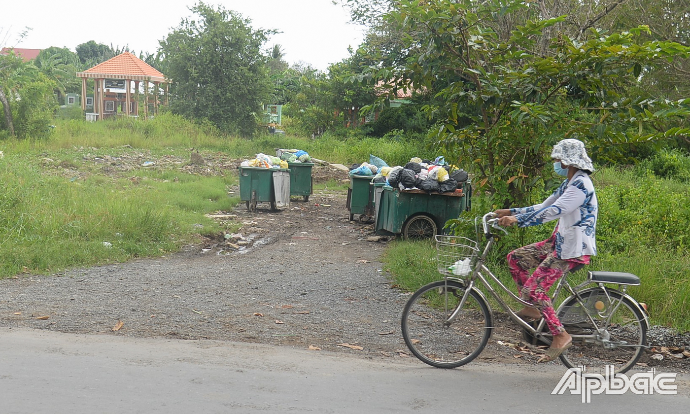Nước thải từ xe ép rác ứ đọng bốc mùi hôi khi trời nắng.