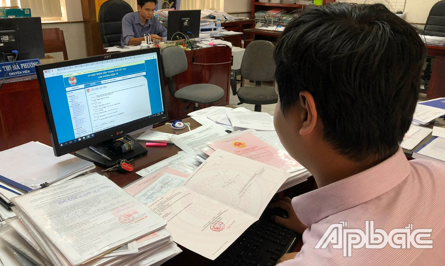 Cán bộ, công chức, viên chức TP. Mỹ Tho sử dụng phần mềm Quản lý văn bản và điều hành  trong thực hiện nhiệm vụ chuyên môn.