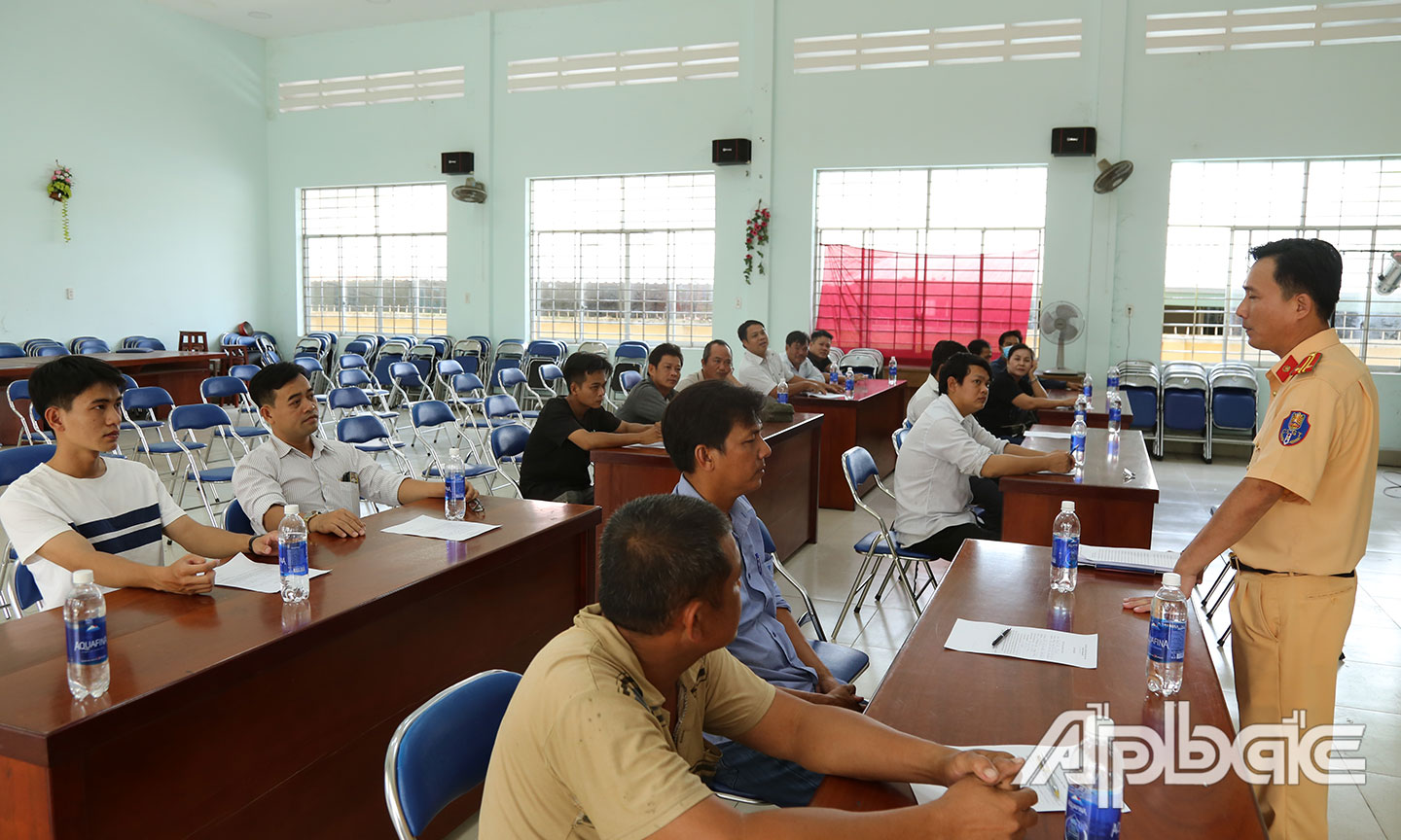 Tuyên truyền các doanh nghiệp các doanh nghiệp, tài xế...tại xã Tân Lý Tây.