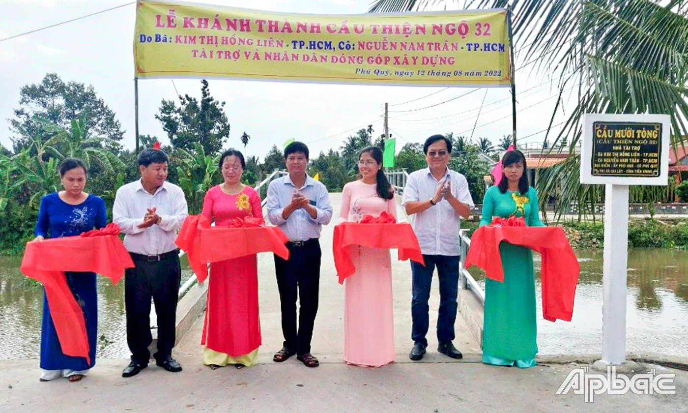 Đại diện UBND TX. Cai Lậy, UBND xã Phú Quý và nhà tài trợ cắt băng khánh thành cầu Thiện Ngộ 32 (cầu Mười Tòng).