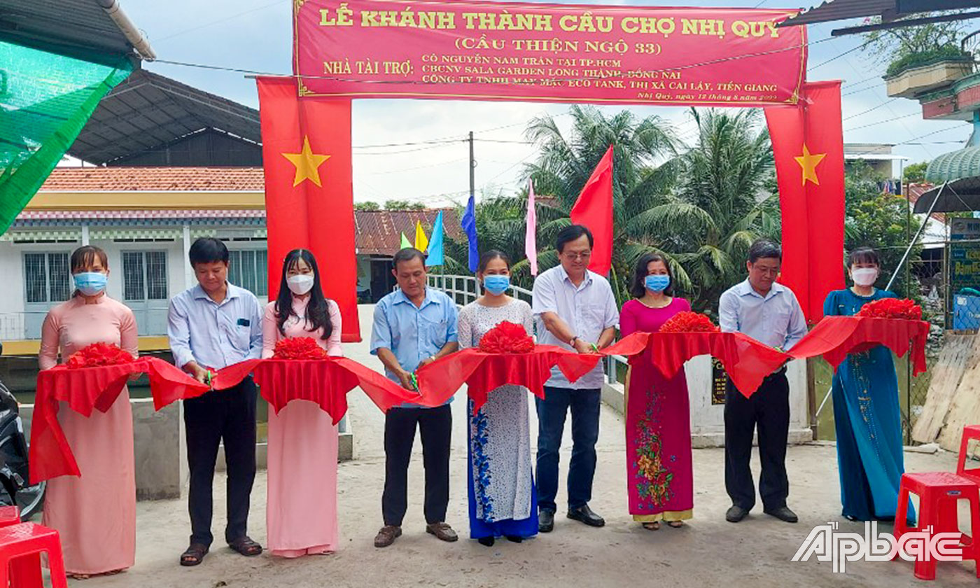 Đại diện UBND TX. Cai Lậy, UBND xã Nhị Quý và nhà tài trợ cắt băng khánh thành cầu Thiện Ngộ 33 (cầu Chợ Nhị Quý).
