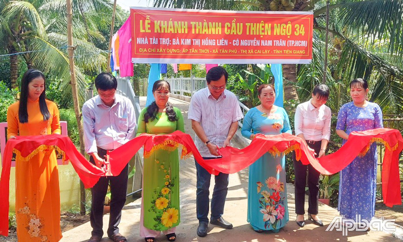 Đại diện UBND TX. Cai Lậy, UBND xã Tân Phú và nhà tài trợ cắt băng khánh thành cầu Thiện Ngộ 34 (cầu Bia Chiến Thắng).
