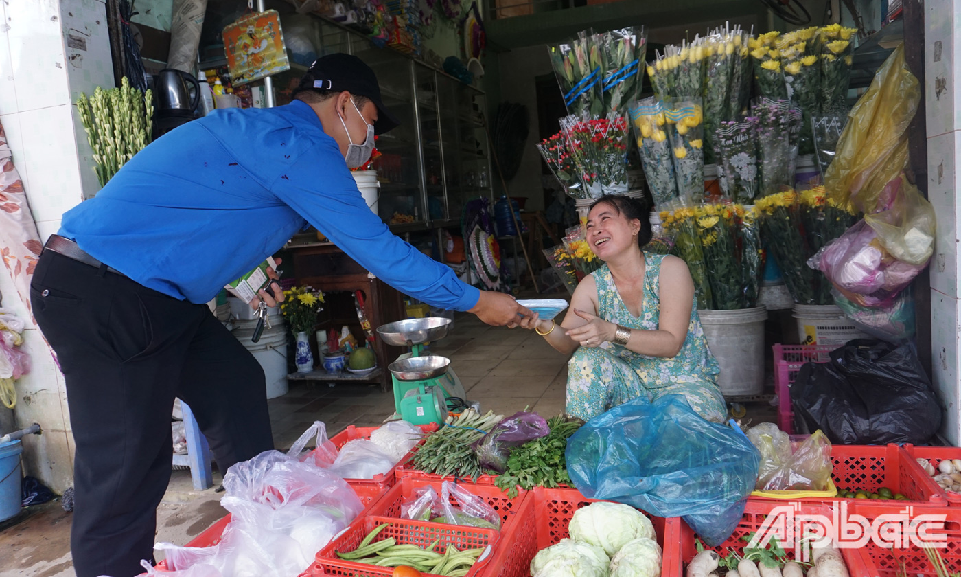 Phát khẩu trang miễn phí cho người dân xã Phước Thạnh