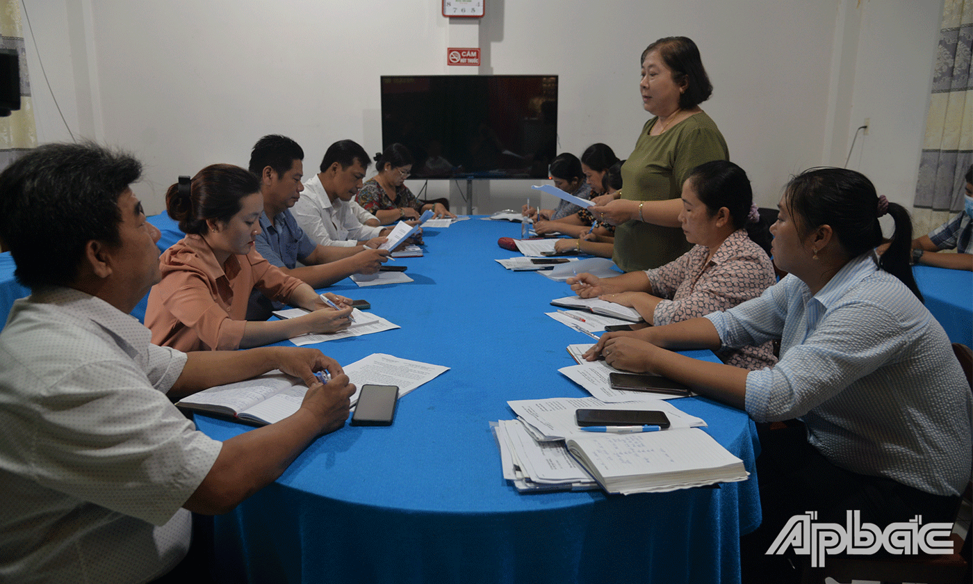 Đoàn kiểm tra, giám sát tại xã Mỹ Đức Đông.