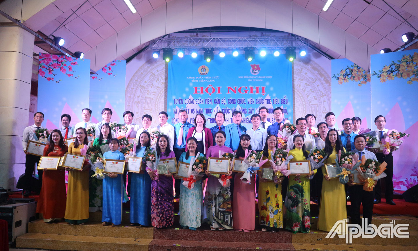 CĐVC tỉnh Tiền Giang khen thưởng công đoàn viên, CBCCVC trẻ tiêu biểu giai đoạn 2019 - 2021.