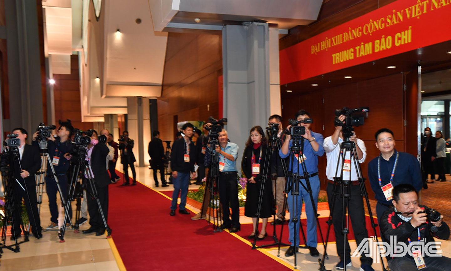 Các phóng viên báo chí tác nghiệp tại Trung tâm báo chí Đại hội XIII của Đảng.