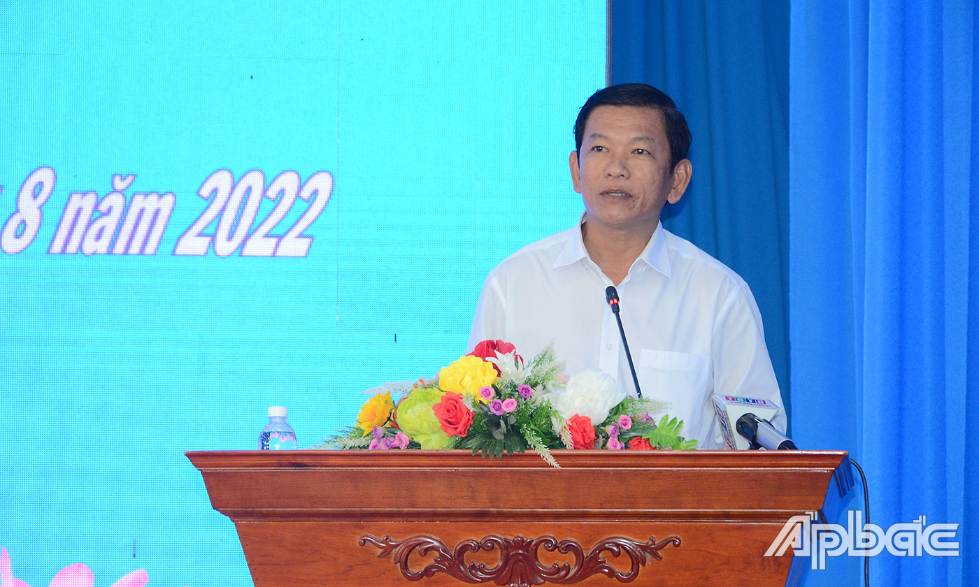 Bí thư Huyện ủy, Chủ tịch UBND huyện Tân Phú Đông Bùi Thái Sơn phát biểu tại hội nghị.
