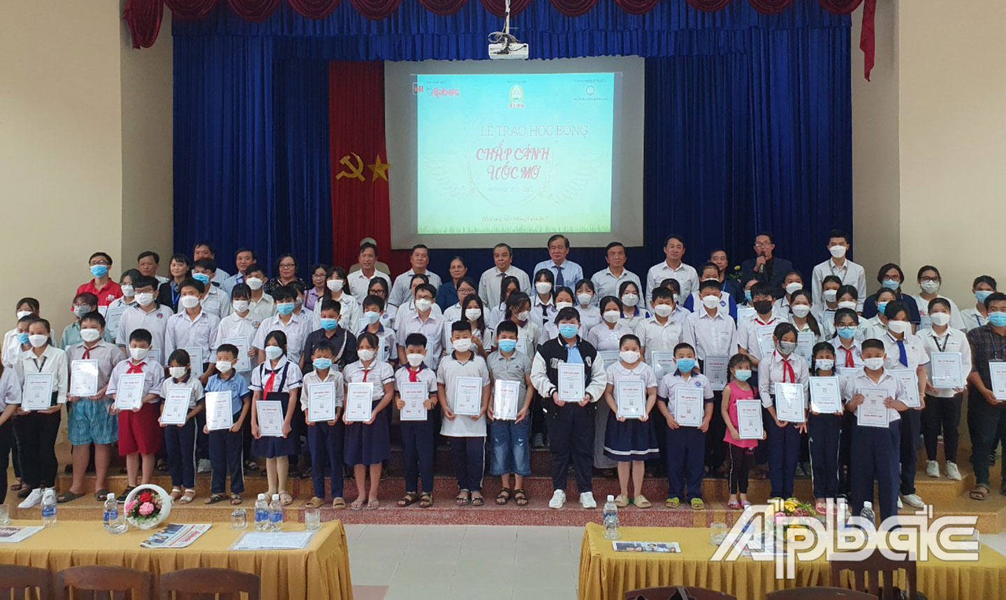 Báo Ấp Bắc phối hợp các đơn vị thực hiện Chương trình học bổng “Chắp cánh ước mơ” năm học 2021 - 2022, trong đó có trao học bổng cho học sinh có hoàn cảnh khó khăn trên địa bàn tỉnh. Ảnh: PHI CÔNG