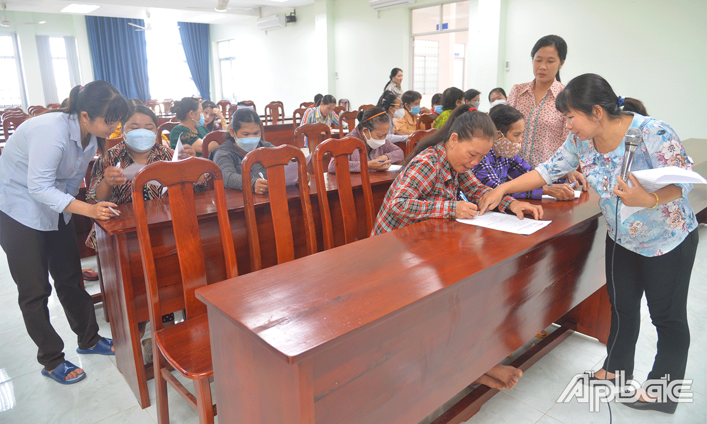 Đoàn tiến hành lấy phiếu khảo sát tỷ lệ phụ nữ tiếp cận 2 Đề án và nhu cầu của của chị em phụ nữ đối với 2 Đề án.