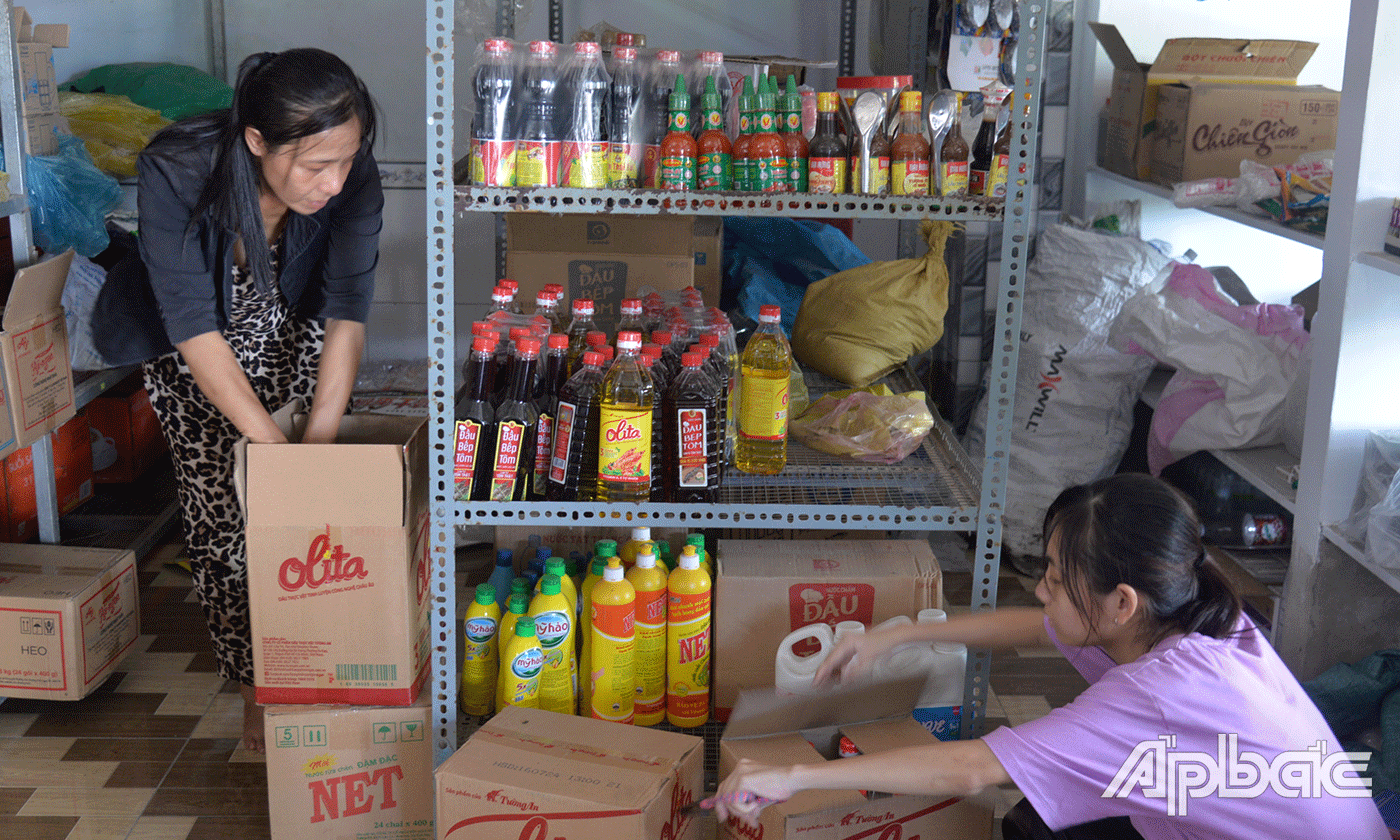Nhờ được tập huấn và đồng vốn hỗ trợ khởi sự kinh doanh chị Ngô Mỹ Hạnh (bên phải) ở xã Phú Thạnh đã khởi nghiệp thành công với tiệm tạp hóa.