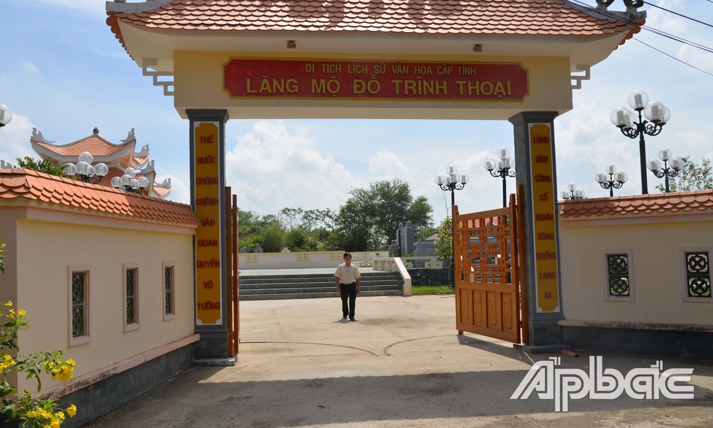 Khu mộ ông được 