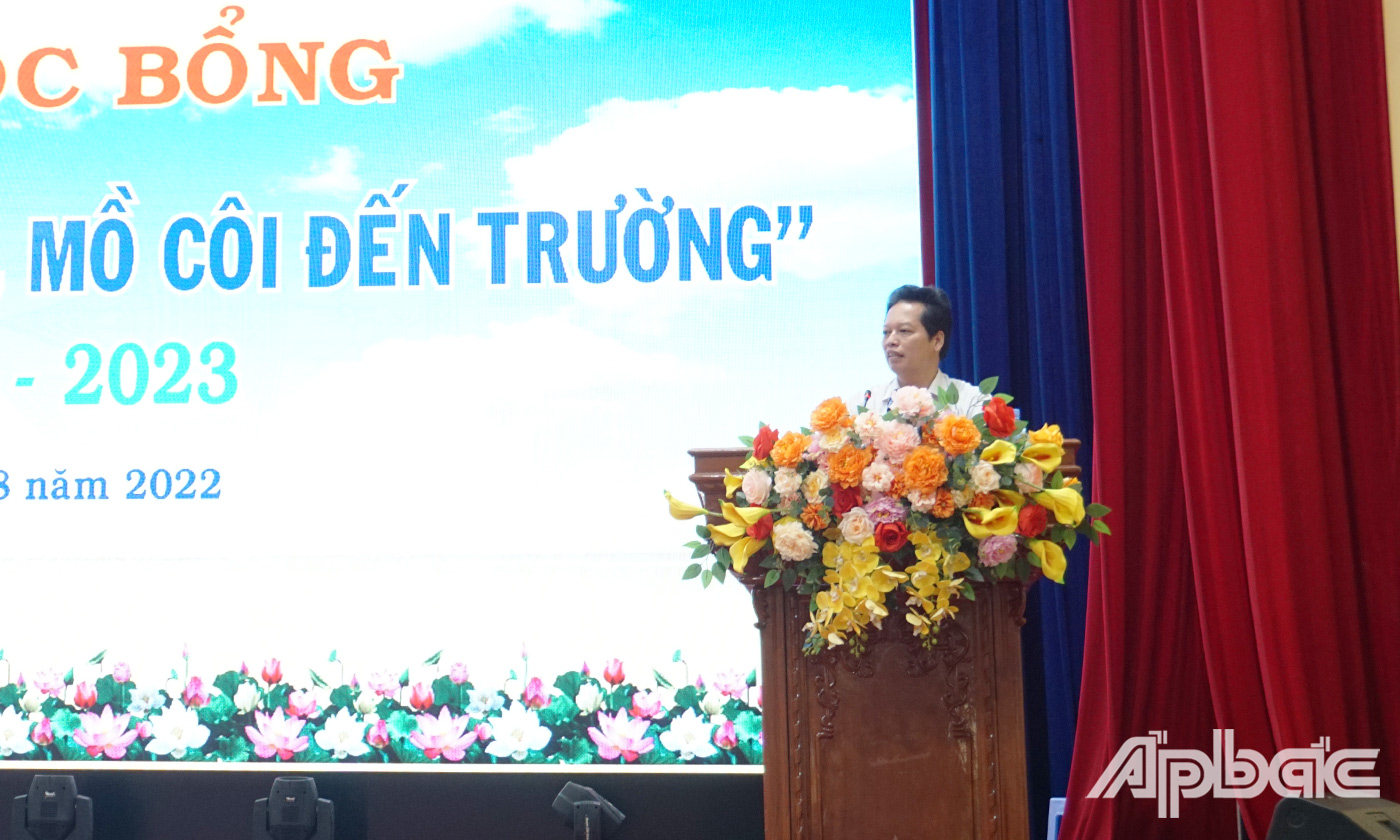 Đồng chí Nguyễn Thành Diệu, Phó Chủ tịch UBND tỉnh phát biểu tại Lễ trao học bổng.