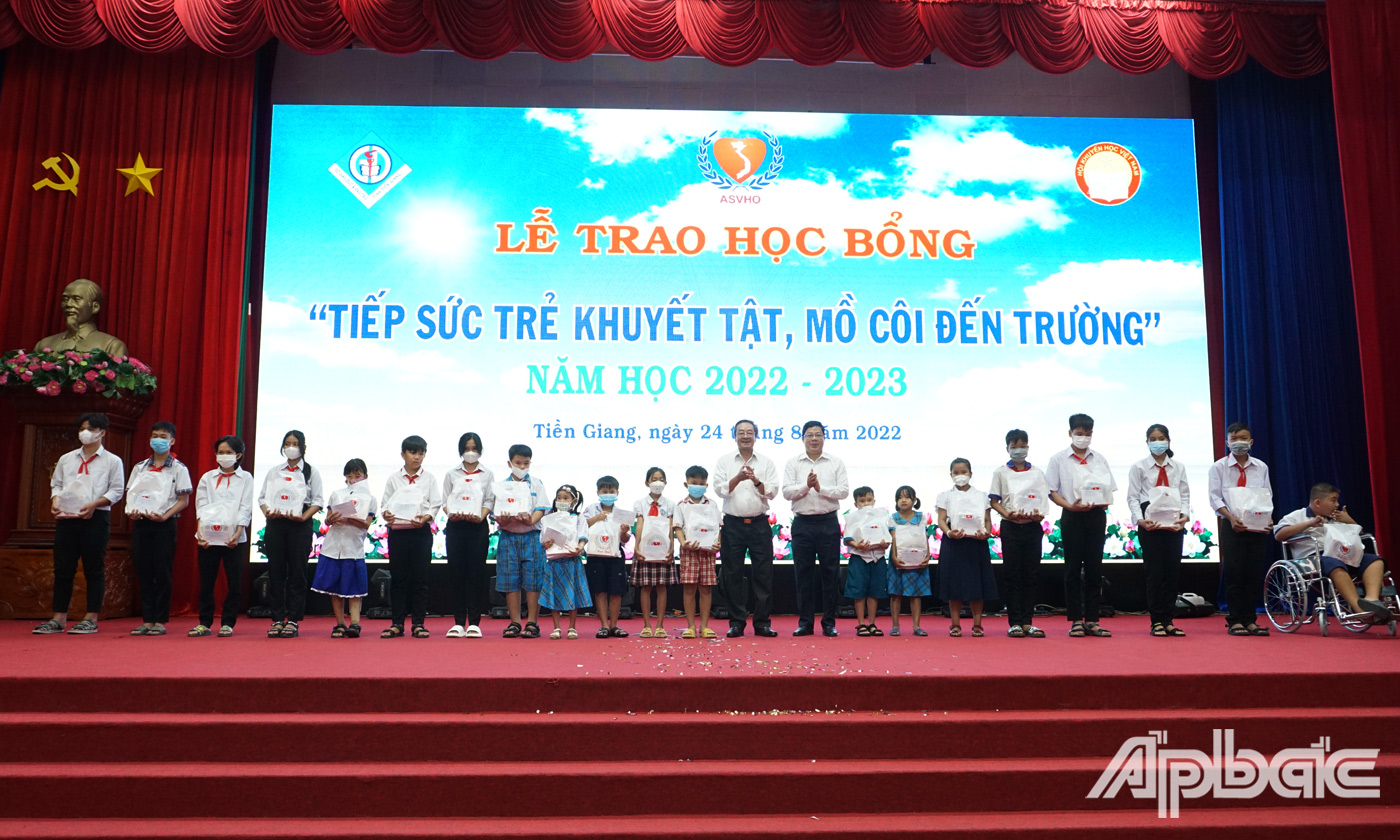 Đồng chí Trần Thanh Nguyên, UVTV, Phó Chủ tịch thường trực HĐND tỉnh và Chủ tịch Danh dự Hội Bảo trợ bệnh nhân nghèo, người khuyết tật và trẻ mồ côi tỉnh Phan Văn Hà trao học bổng cho các học sinh.