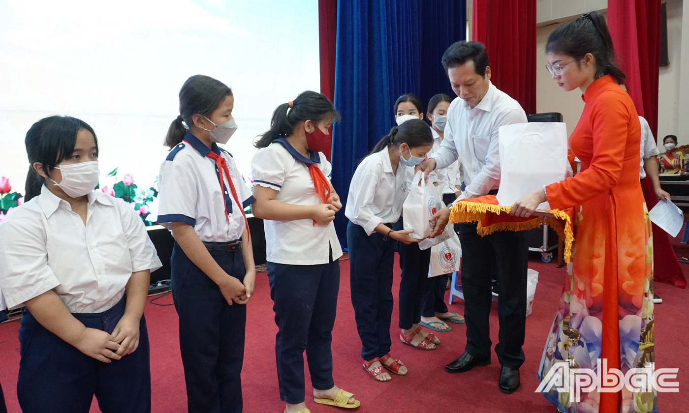 Đồng chí Nguyễn Thành Diệu trao học bổng cho các em học sinh