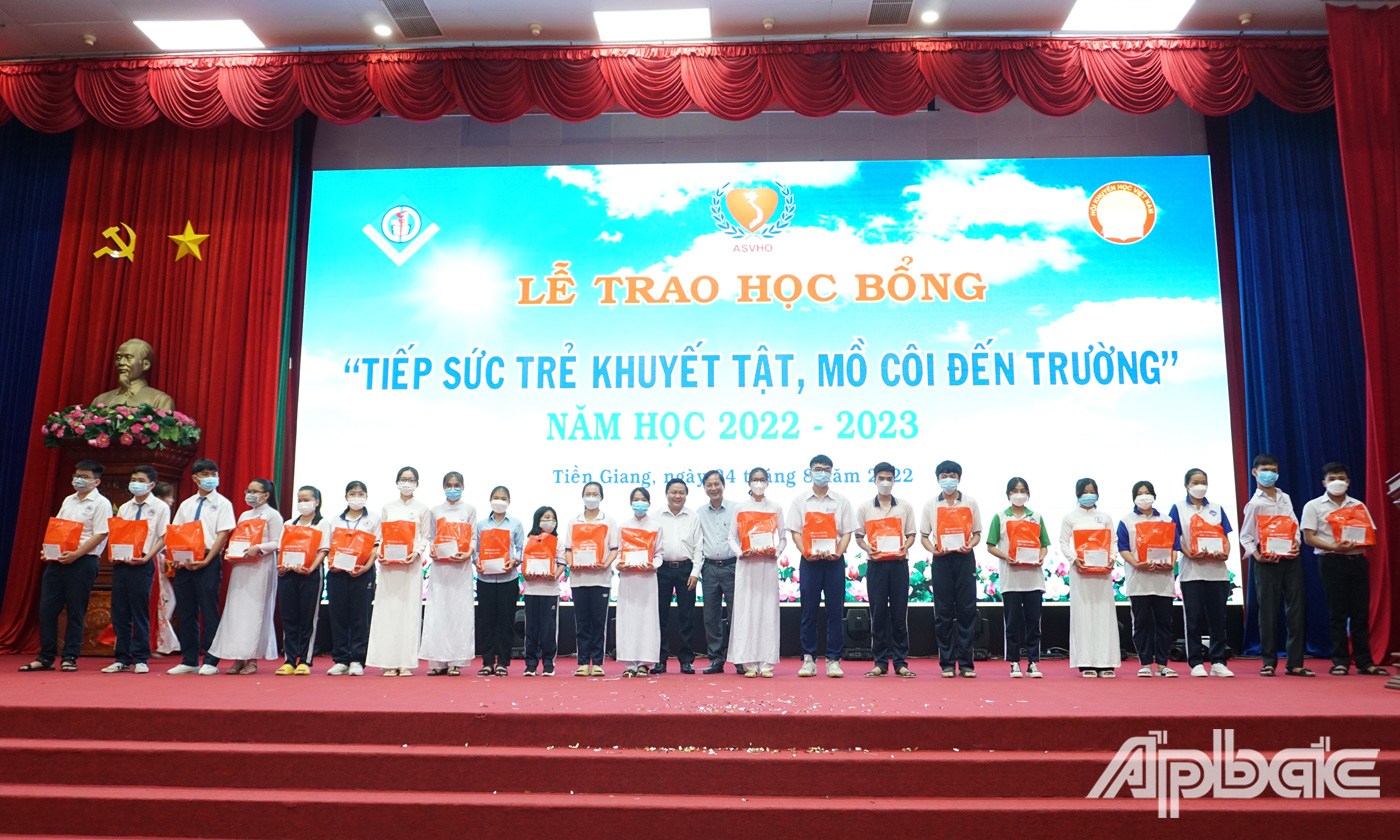 Lãnh đạo các sở, ngành trao học bổng cho các học sinh.
