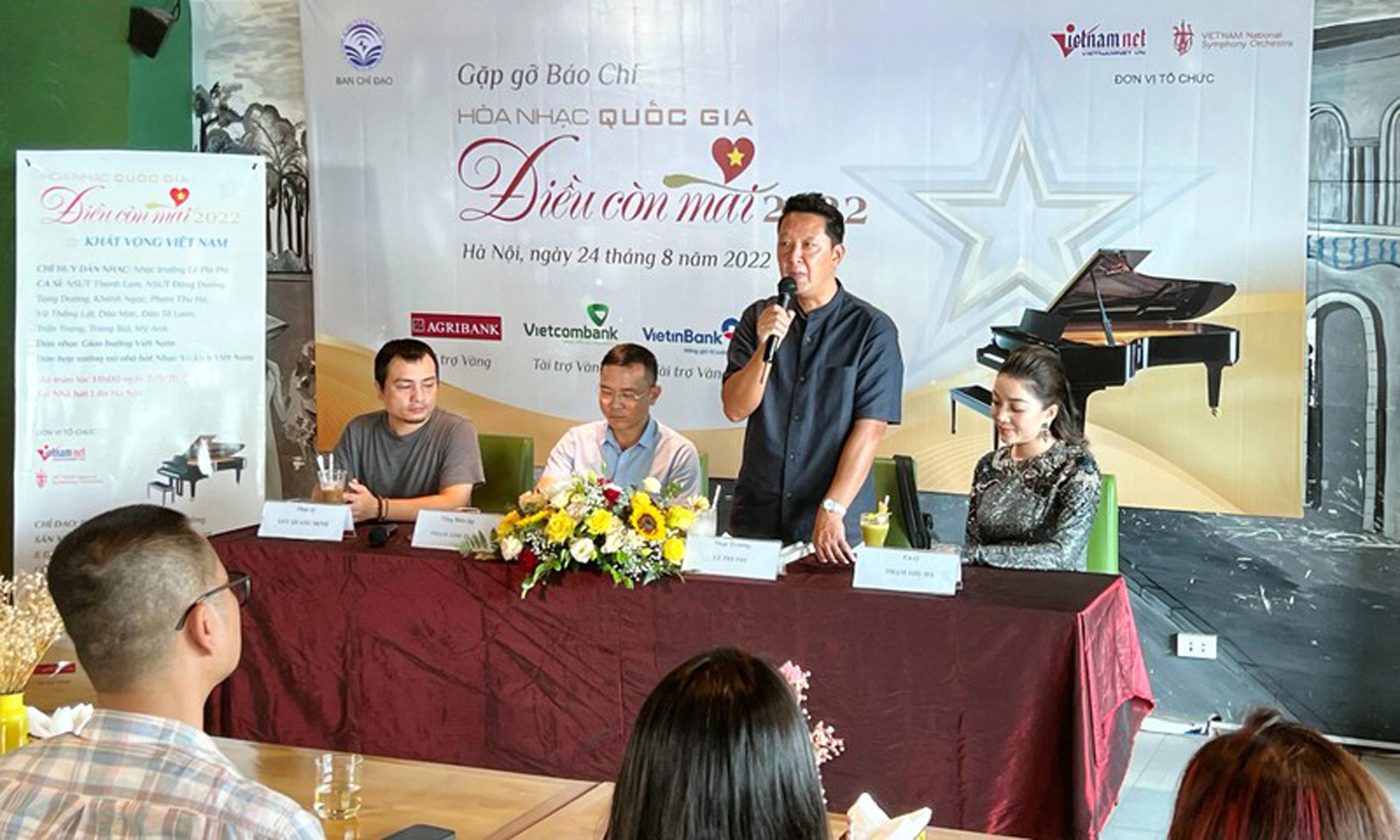 Nhạc trưởng Lê Phi Phi, người đồng hành lâu năm với hoà nhạc “Điều còn mãi”, trả lời câu hỏi tại buổi gặp gỡ báo chí.