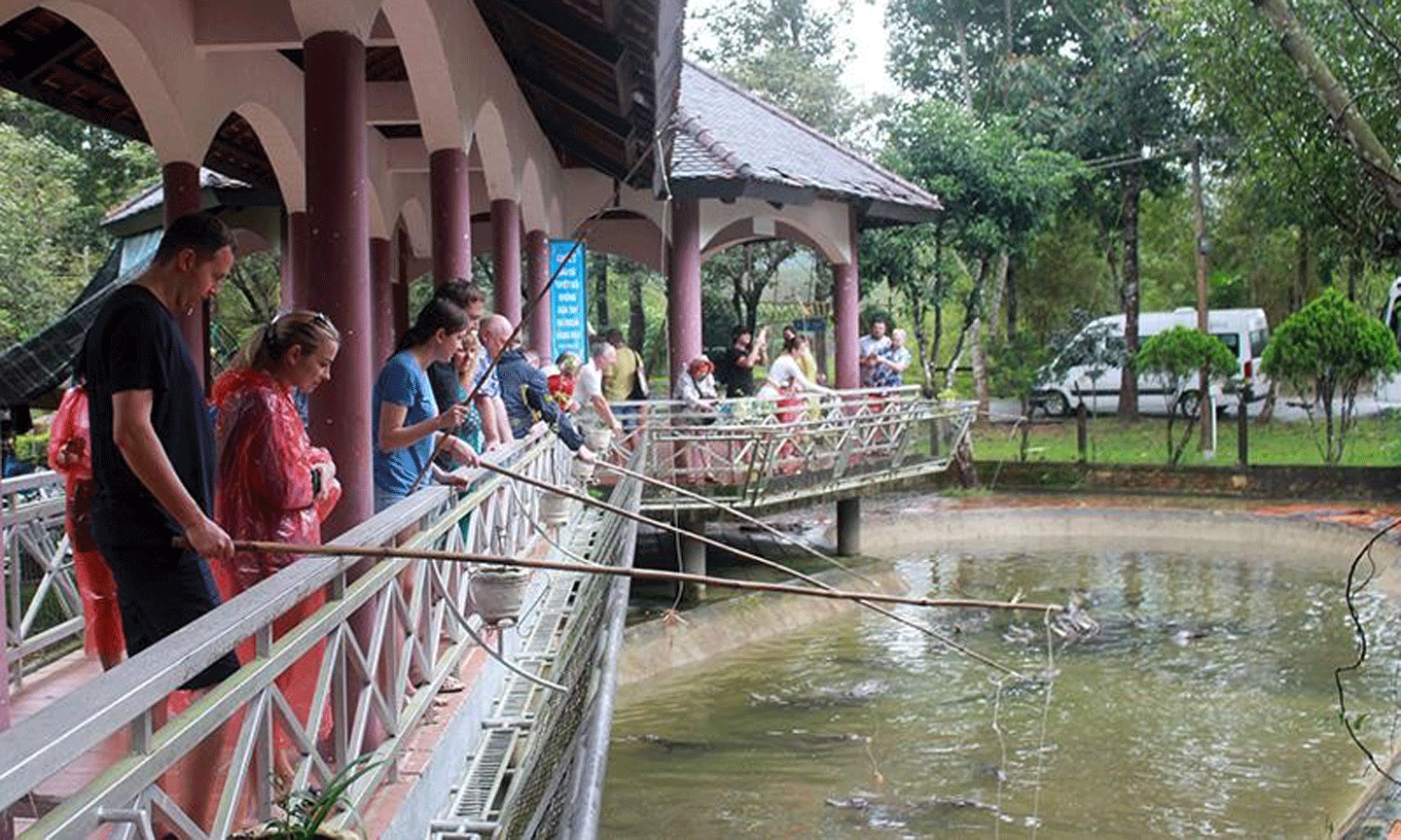 Khách du lịch quốc tế trải nghiệm các hoạt động ở Khu du lịch Yang Bay, tỉnh Khánh Hòa. (Ảnh PHAN SÁU)