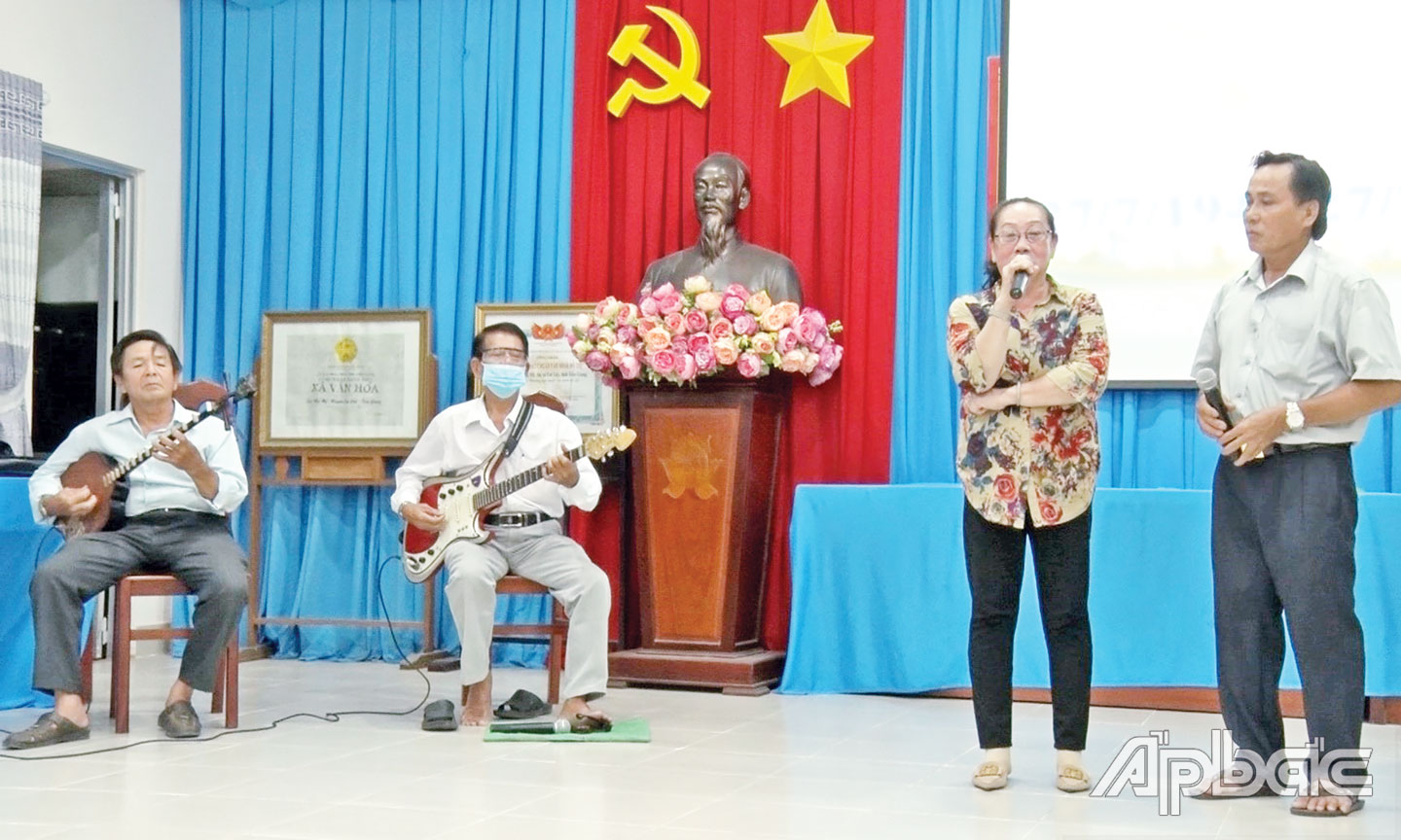 Giao lưu văn nghệ kỷ niệm Ngày Thương binh - Liệt sĩ 27-7 tại Nhà văn hóa phường Nhị Mỹ.