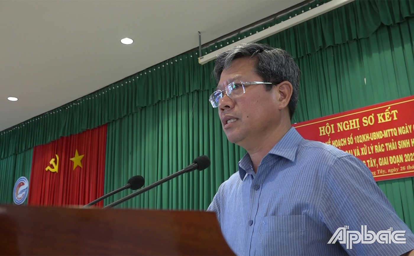 Đồng chí Huỳnh Thanh Bình trao Kỷ niệm chương cho các cá nhân tại hội nghị