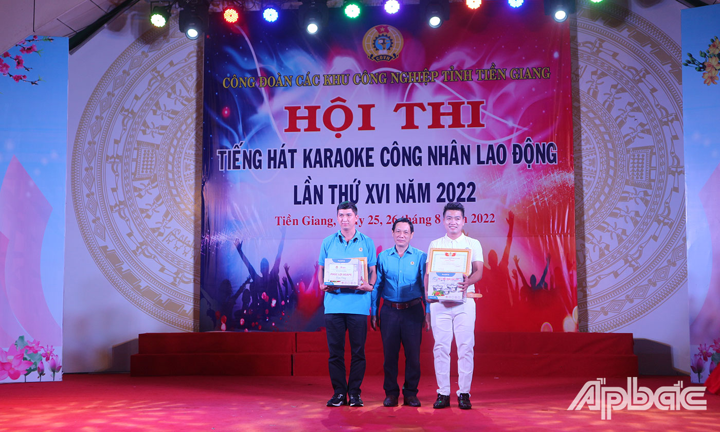 Đồng chí Lê Minh Hùng Chủ tịch Liên đoàn Lao động Tiền Giang trao giải Nhất, Nhì toàn Đoàn cho 2 đội xuất sắc nhất Hội thi