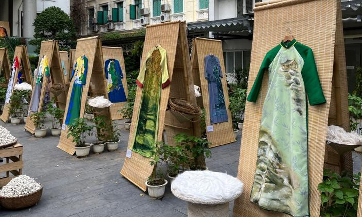 Các mẫu áo dài được trưng bày tại triển lãm.