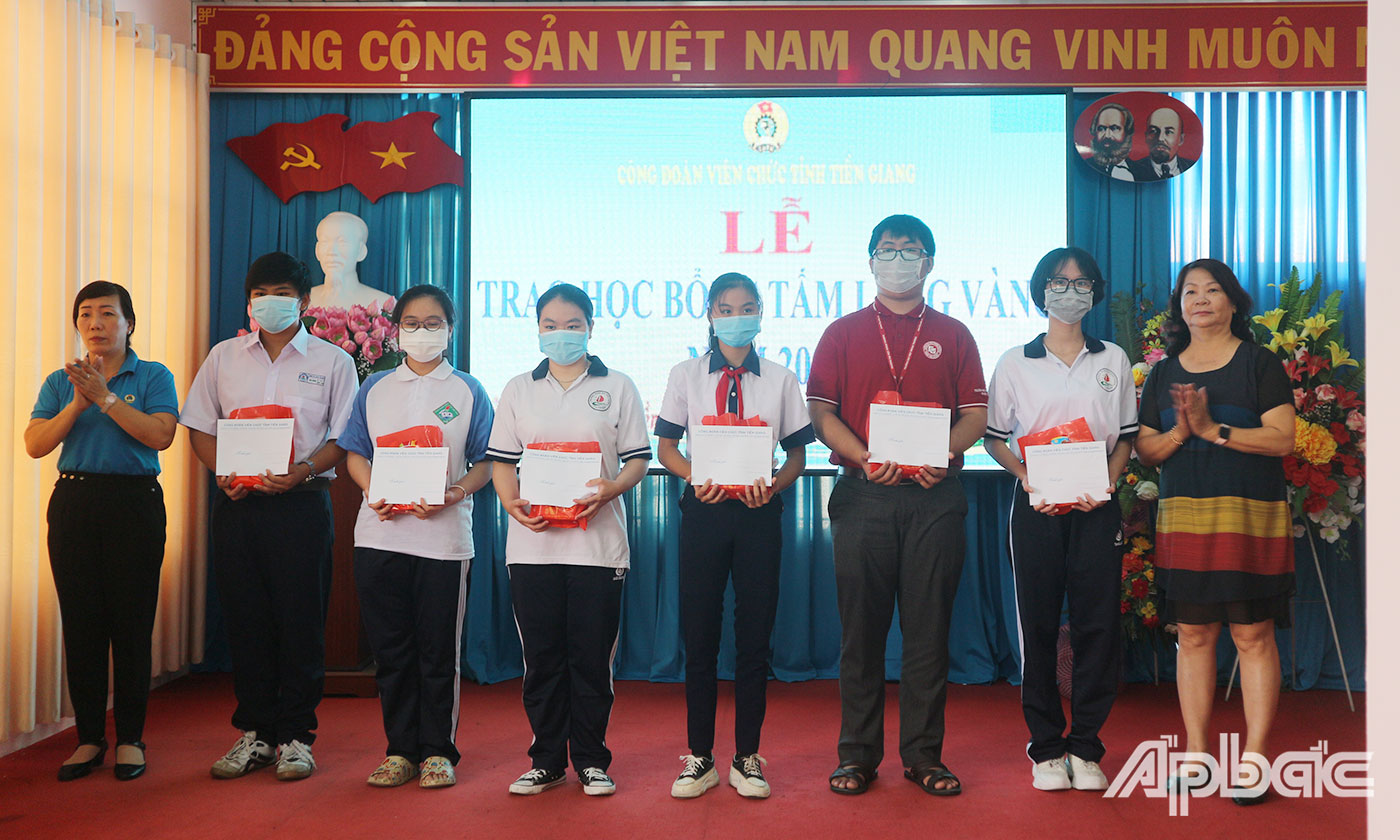Công đoàn Viên chức đã trao 49 suất học bổng (mỗi suất gồm 500 ngàn đồng, bánh trung thu, lồng đèn) đến các em học sinh.