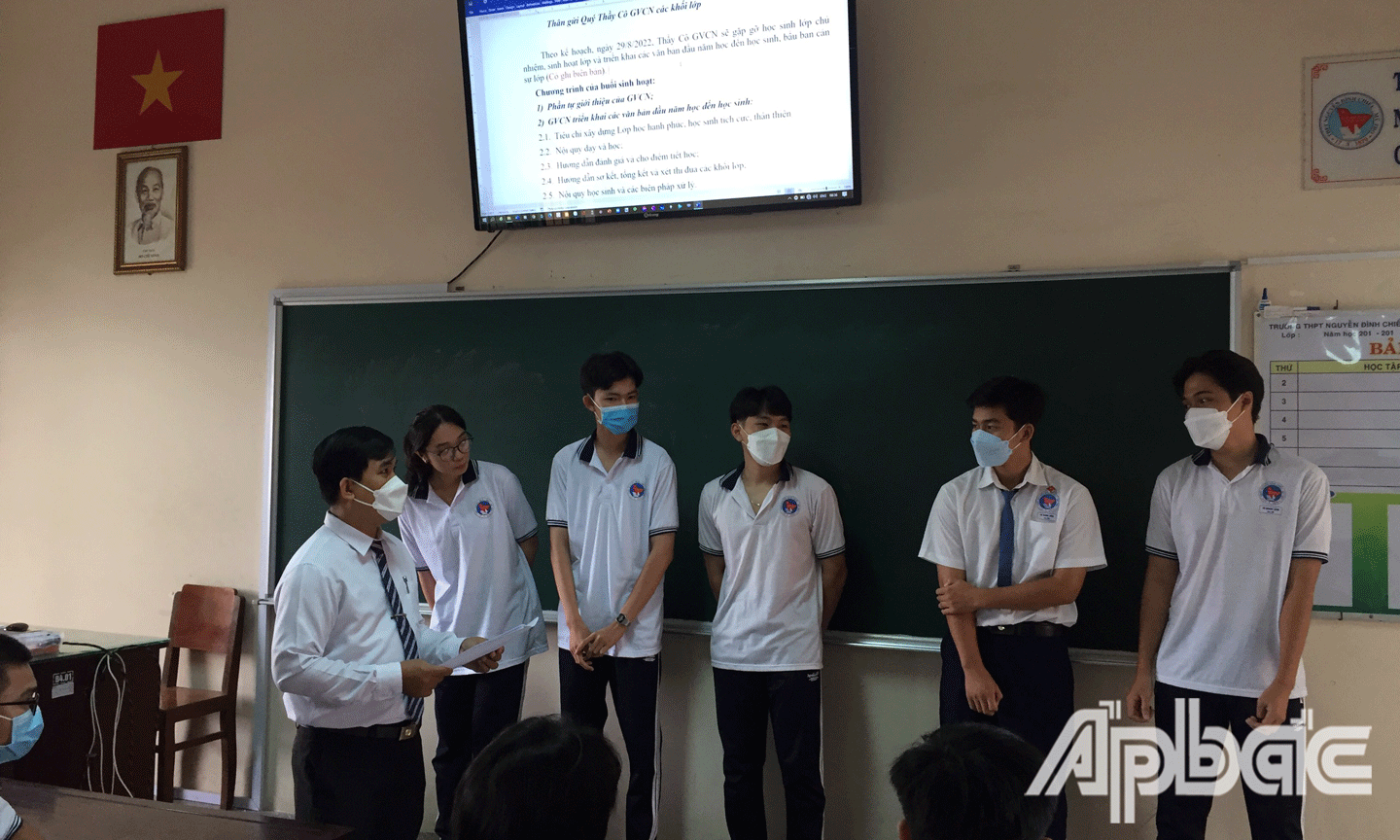 Buổi học đầu tiên, bầu ban cán sự lớp tại Trường THPT Nguyễn Đình Chiểu. 