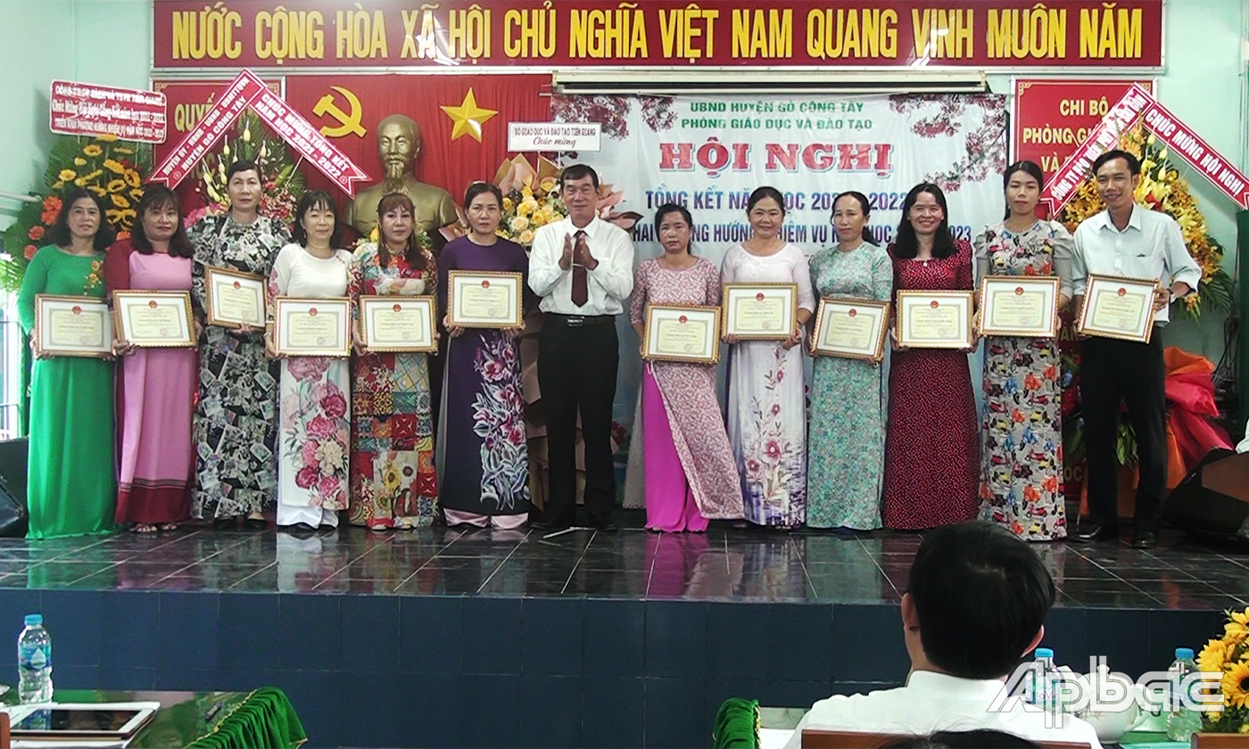 Khen thưởng cho các cá nhân có thành tích