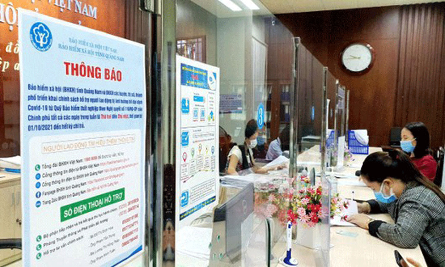 Người lao động đến làm thủ tục tại cơ quan bảo hiểm xã hội.