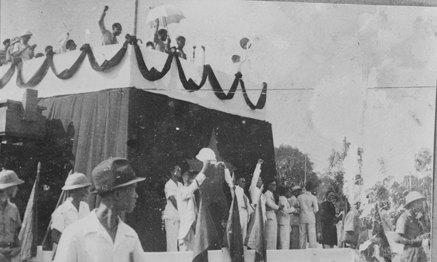  9- Các đại biểu và quốc dân giơ tay tuyên thệ. (Nguồn: Tư liệu TTXVN)