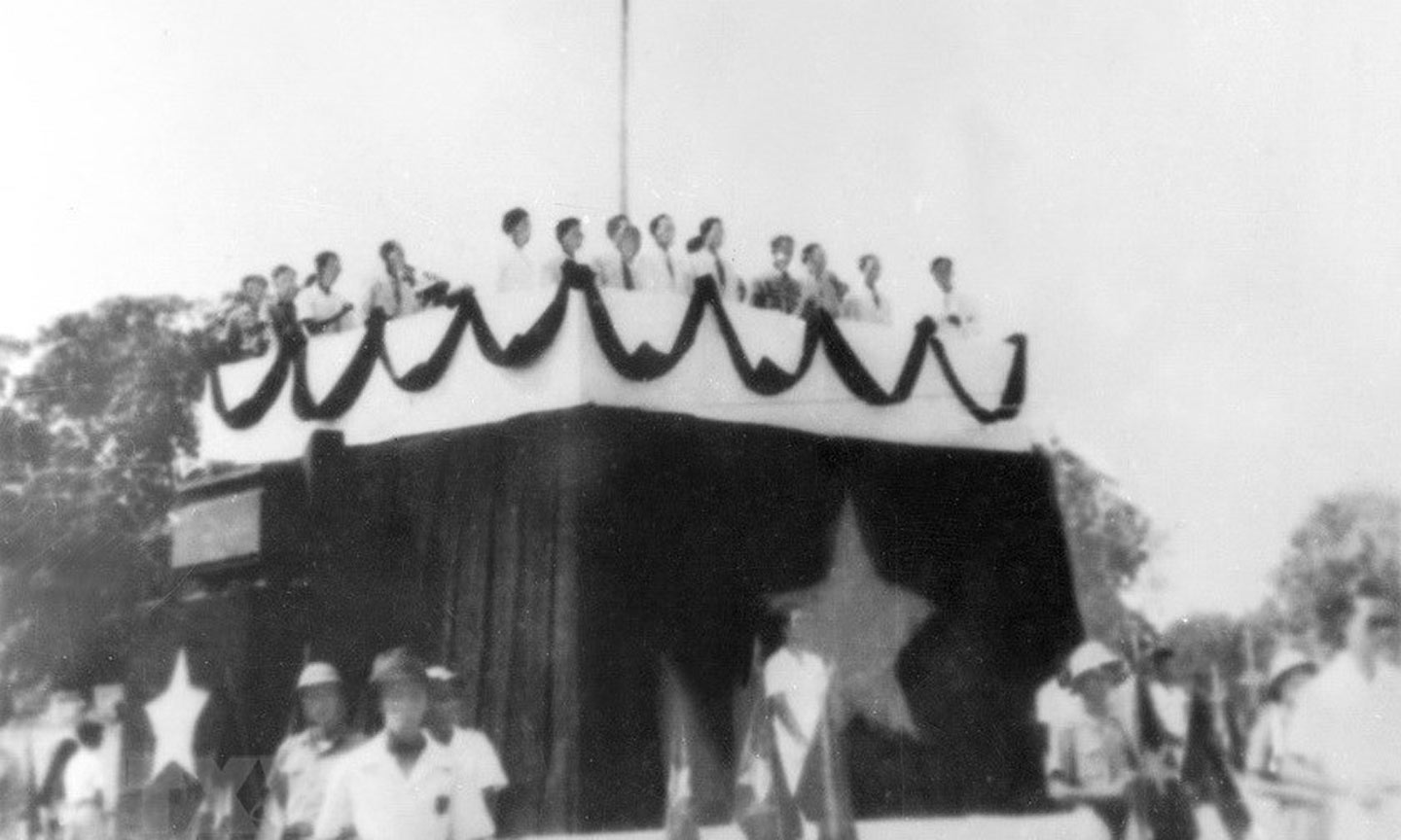 10- Toàn cảnh Lễ đài Độc lập ngày 2/9/1945. Lễ đài này do kiến trúc sư Ngô Huy Quỳnh thiết kế. (Nguồn: Tư liệu TTXVN)