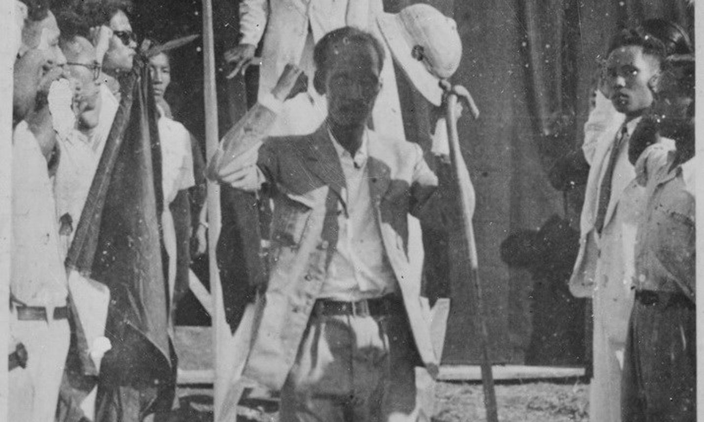 Chủ tịch Hồ Chí Minh bước xuống lễ đài sau buổi lễ đọc Tuyên ngôn Độc lập. (Nguồn: Tư liệu TTXVN)