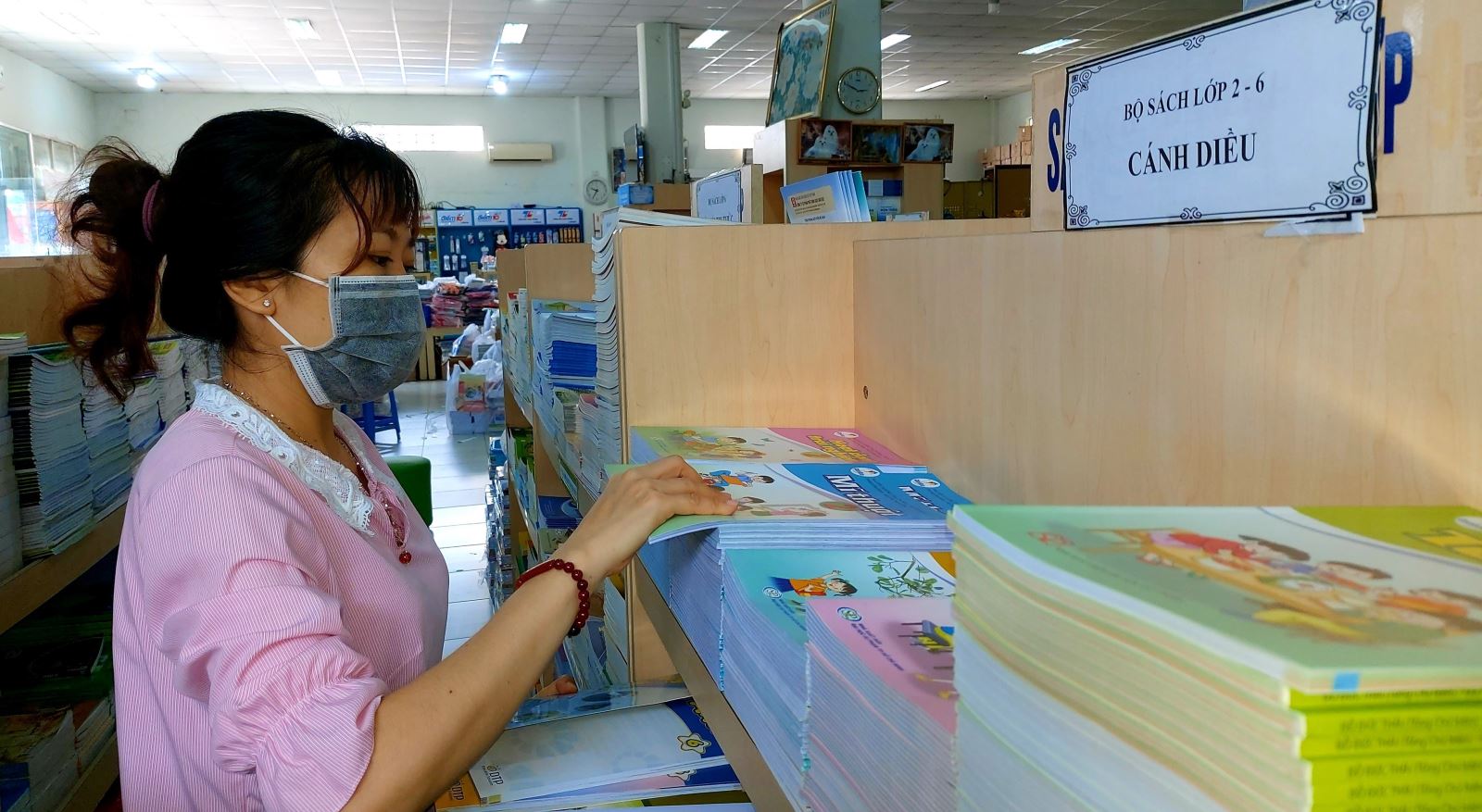 Phụ huynh tìm mua sách giáo khoa theo Chương trình giáo dục phổ thông 2018. Ảnh: TTXVN