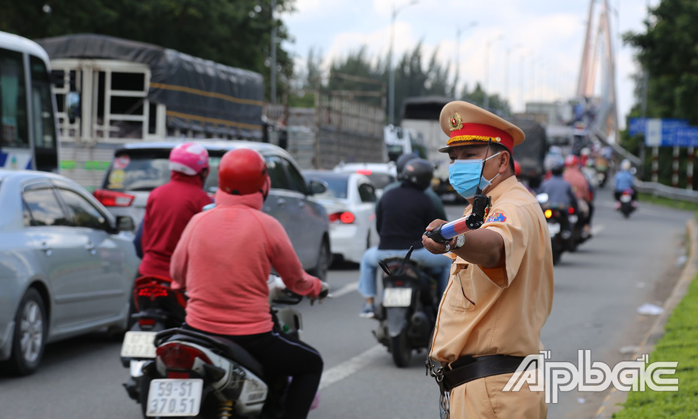 Từ sáng 1-9, phương tiện tăng dần khi qua cầu Rạch Miễu.