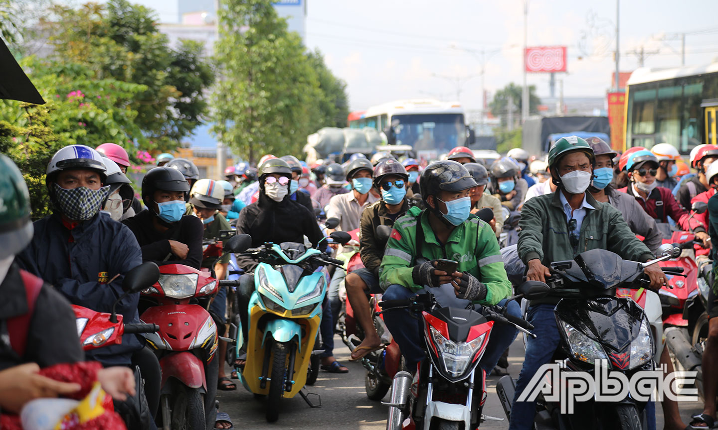 Hàng ngàn phương tiện nối đuôi nhau qua cầu Rạch Miễu.