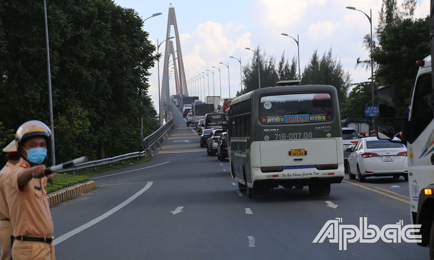 Chủ động điều tiết từ 2 phía Tiền Giang và Bến Tre.