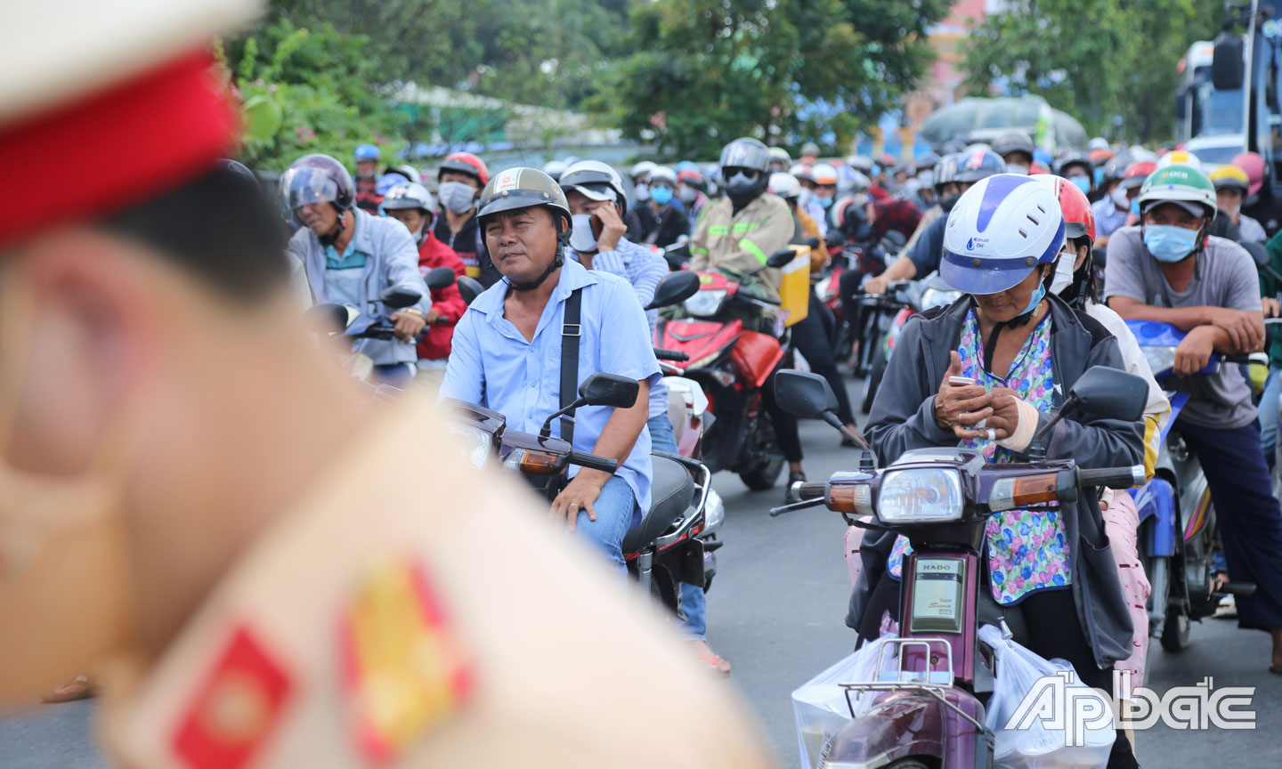 Lực lượng chủ động điều tiết phương tiện lưu thông qua cầu Rạch Miễu từ ngày 1-9.