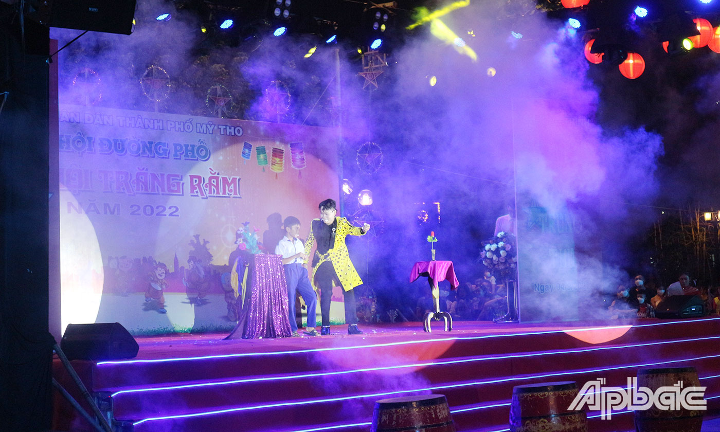 Các em thiếu nhi rất thích thú và say mê thưởng thức tiết mục ảo thuật 