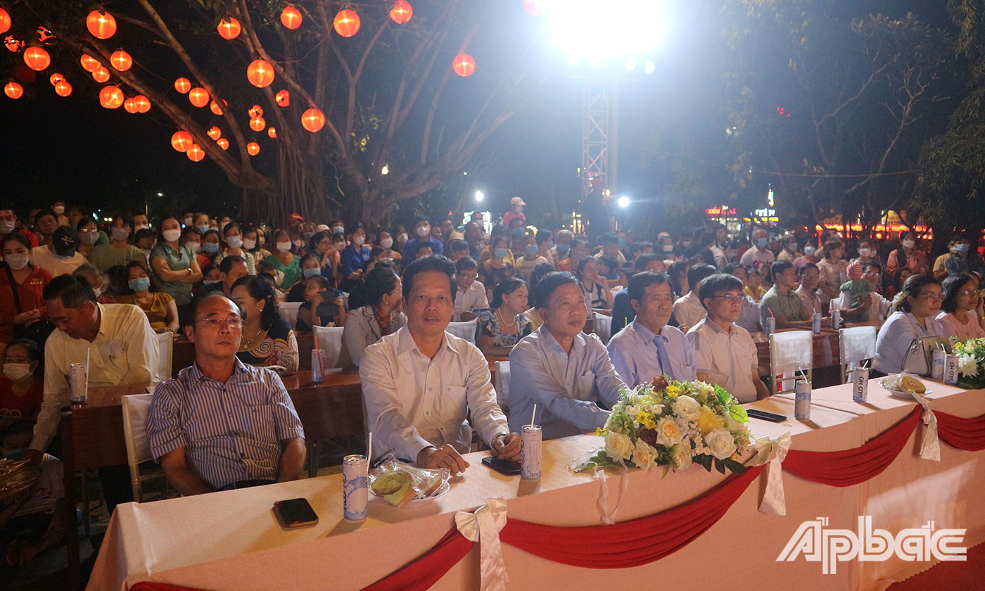 các đồng chí lãnh đạo các sở, ban ngành, đoàn thể cấp tỉnh và hơn 300 em thiếu nhi có hoàn cảnh khó khăn trên địa bàn TP. Mỹ Tho.