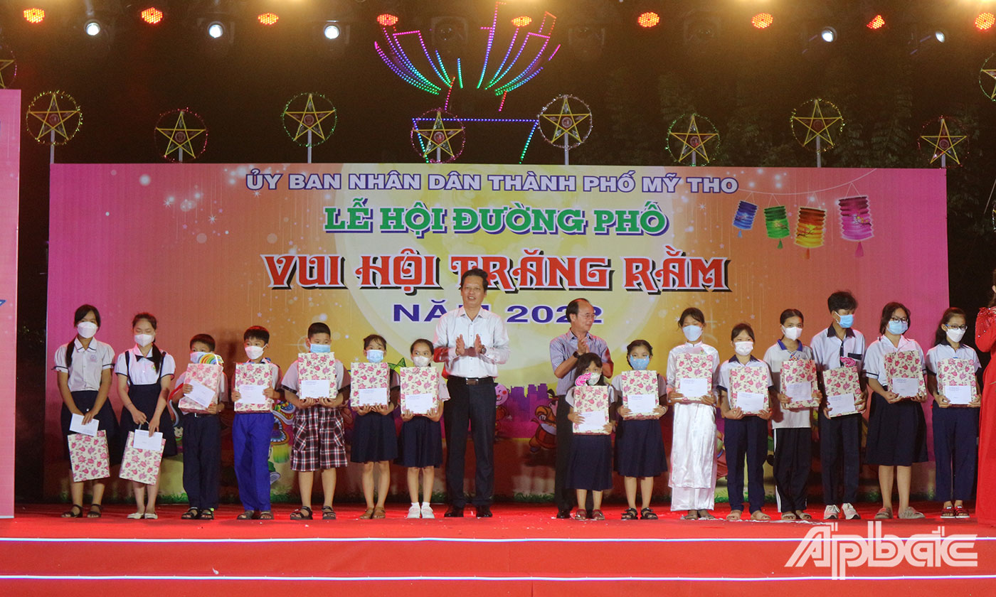 UBND và các ban, ngành, đoàn thể TP. Mỹ Tho trao tặng 300 phần quà đến các em thiếu nhi có hoàn cảnh khó khăn