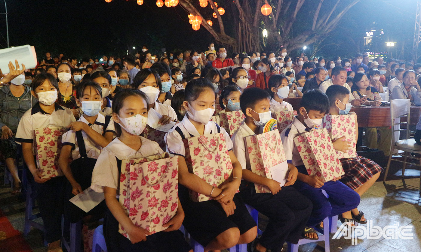 Các phần quà tuy không lớn nhưng sẽ phần nào giúp các em có một cái Tết Trung thu vui tươi ấm áp. 